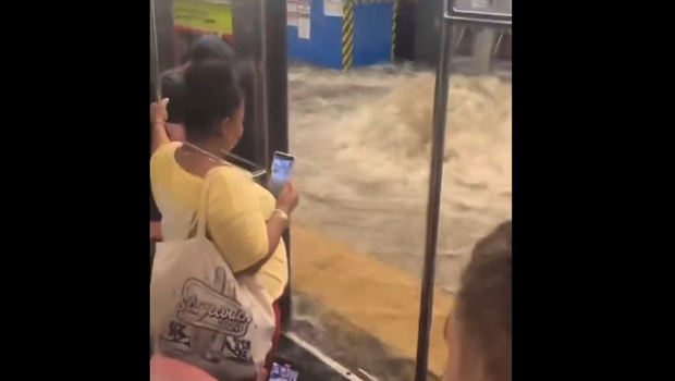 一段影片显示，纽约地铁的一段排水口出现满溢，大量泥水冲出，并灌向车厢。
